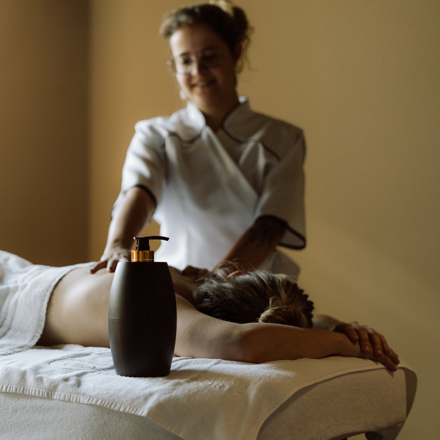 Massage Oil Heater Flaming Wood-Look dark including 1000ml massage almond oil obtained organically