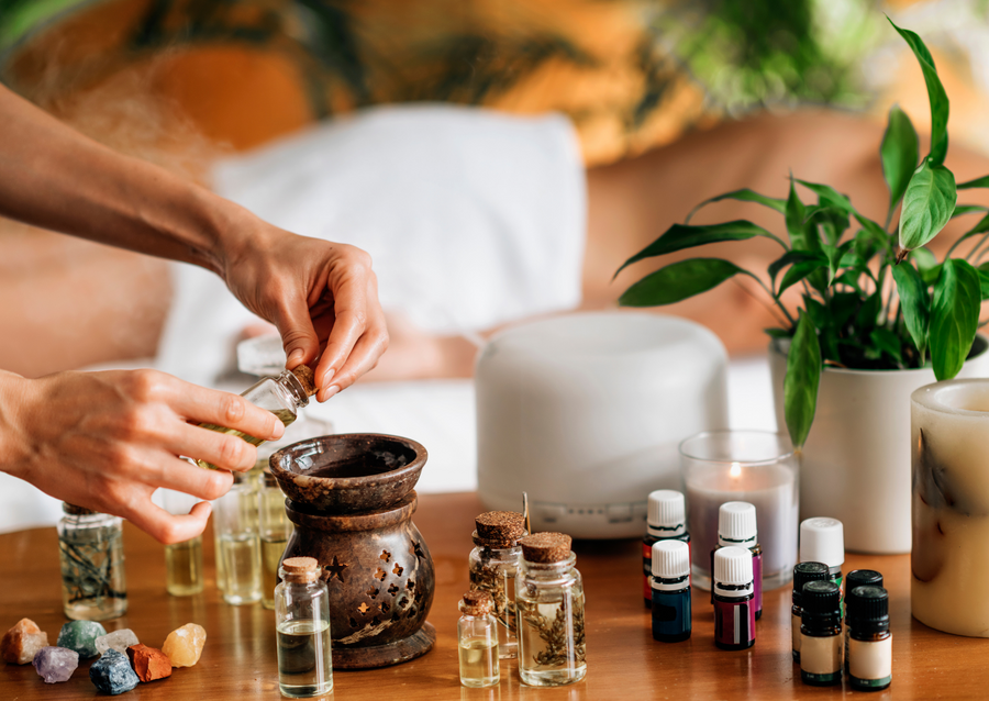 Massageoliën: De essentiële gids en DIY recepten voor ontspanning en verzorging