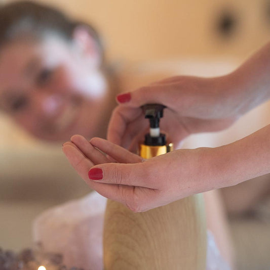 Welke massageolie is het beste? Verschillen tussen jojoba, amandel, druivenpit en meer